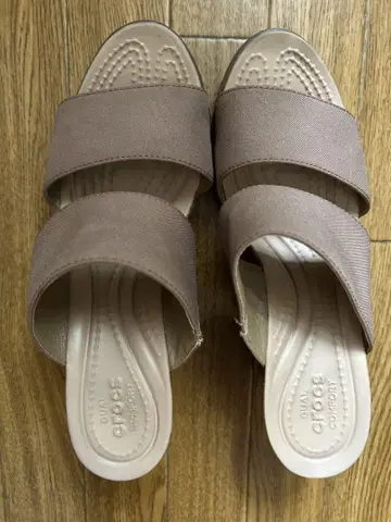 crocs 베이지 웨지 샌들
