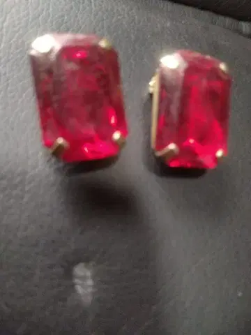 빨간색 에메랄드 컷 귀찌