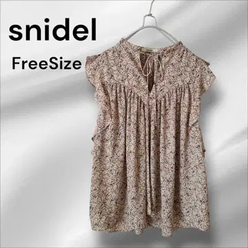 스나이델 베이지 꽃무늬 슬리브리스 블라우스 프릴 개더