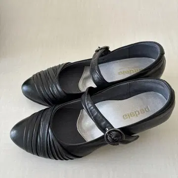 새상품급 pedala 블랙 스트랩 펌프스