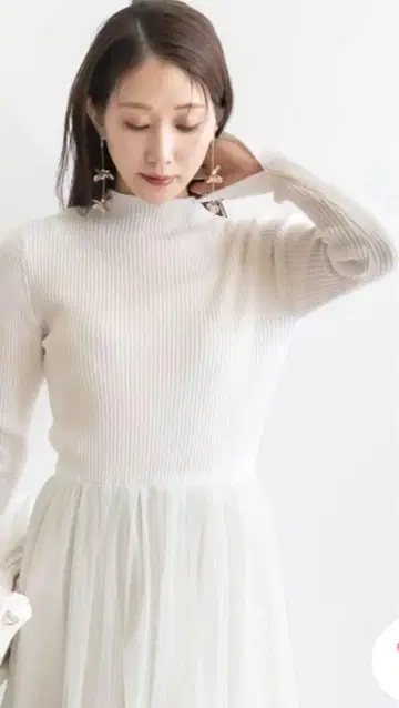 새상품급 RANDA 볼륨 프릴 콤비 니트 원피스 화이트 란다
