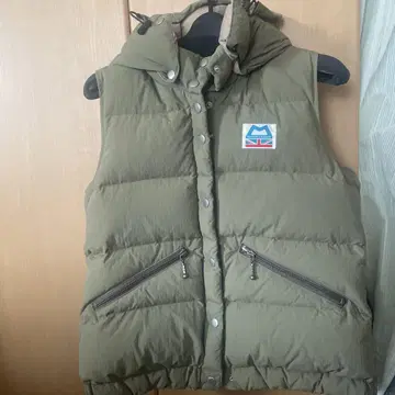 마운틴 이큅먼트 다운 베스트 올리브 그린