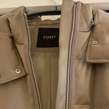 FOXEY 후드 부착 베이지 롱 다운 자켓