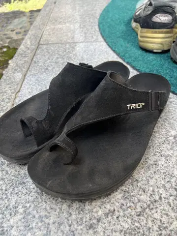 TRIOP 블랙 비치 샌들