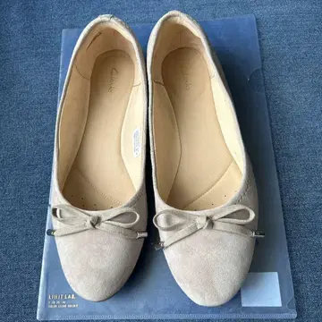 Clarks 베이지 플랫슈즈 리본 포함