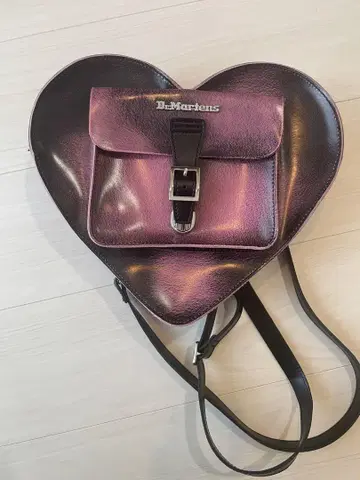 [ 완판템 ] Dr. Martens 하트형 백팩