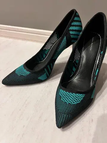 ZARA 블랙과 그린 스트라이프 하이힐 펌프스