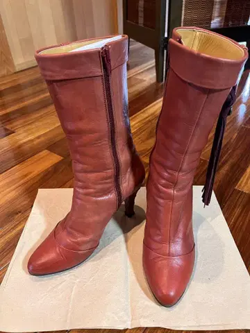 히미코 가죽제 적갈색 부츠 하이힐