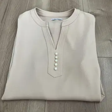 엠마 트위스터 베이지 블라우스