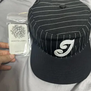 2IDIOTS LABEL 블랙 스트라이프 캡