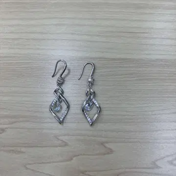 크리스탈 스톤 부착 실버 귀걸이