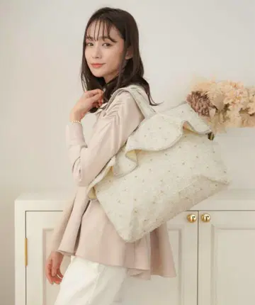 새상품 le reve vaniller 프릴 펄 서브백 아이보리