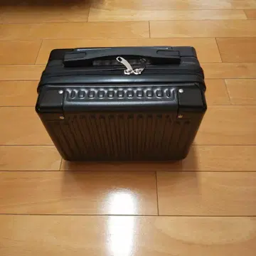 컴팩트 블랙 백 스트라이프 무늬