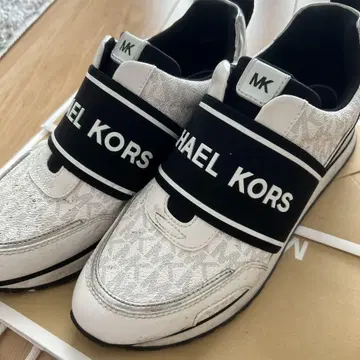 MICHAEL KORS 스트랩 스니커즈 화이트/블랙