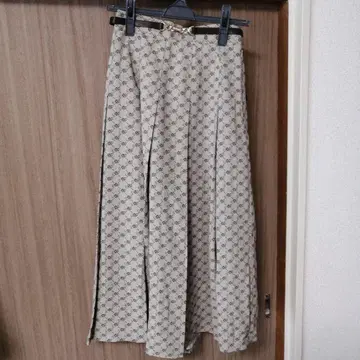 택 포함 새상품 어나더 앙제 플리츠 스커트 베이지 영문 패턴