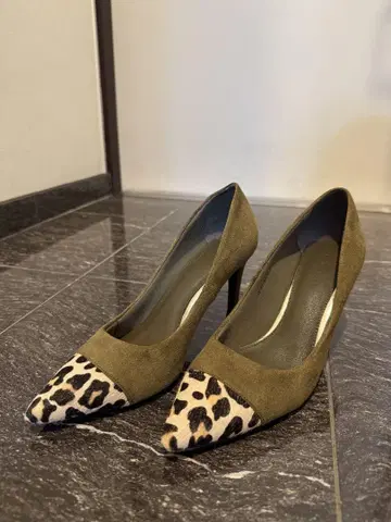 [ 새상품급 ] RANDA 카키 펌프스 22.5cm