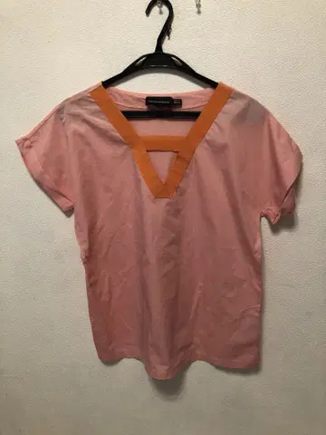 EMPORIO ARMANI 핑크 V넥 셔츠 42