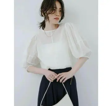 아뉴앙스 형태 시어 블라우스 블라우스