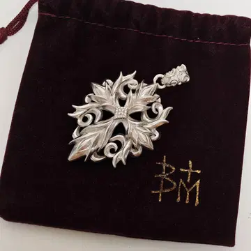 Bloody Mary 블러디 마리 안드로메다 펜던트