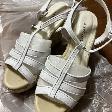 질스튜어트 화이트 스트랩 샌들 23.5cm