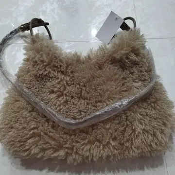베이지 퍼 숄더백 미사용 새상품