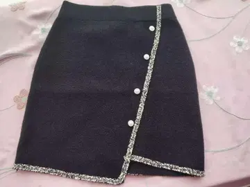블랙 랩스커트 버튼 포함