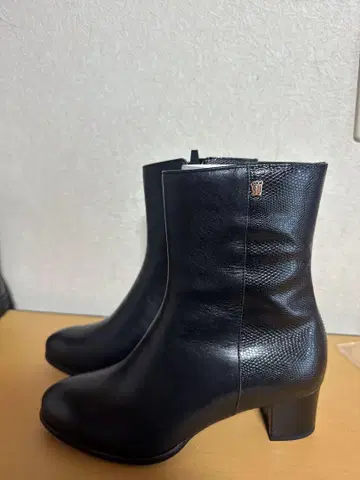 가죽 블랙 숏부츠 지퍼 포함