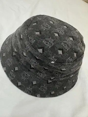 MCM 버킷햇 그레이 로고 패턴