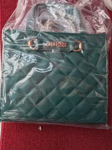 한정판 가격 인하 새상품 GUESS 퀼팅 숄더백 그린