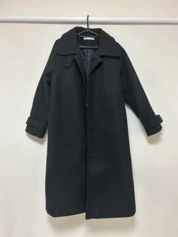 허리 벨트 포함 블랙 롱 코트