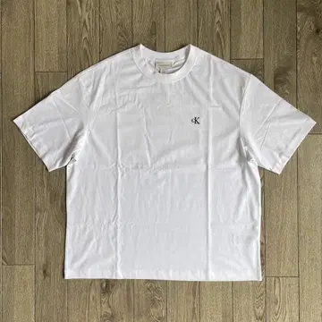 Calvin Klein 로고 자수 화이트 T셔츠