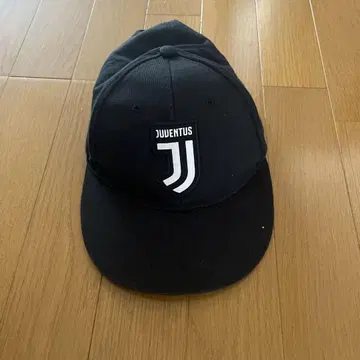 JUVENTUS 블랙 캡 스트라이프 디자인