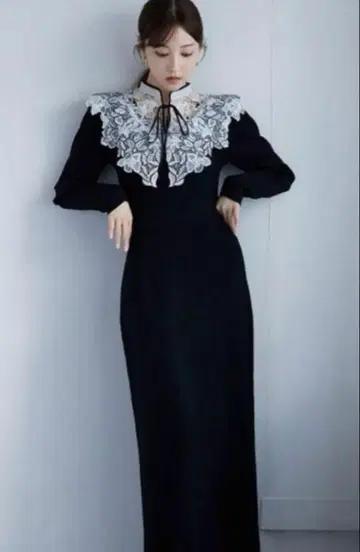 SNIDEL 자수 칼라 도킹 원피스