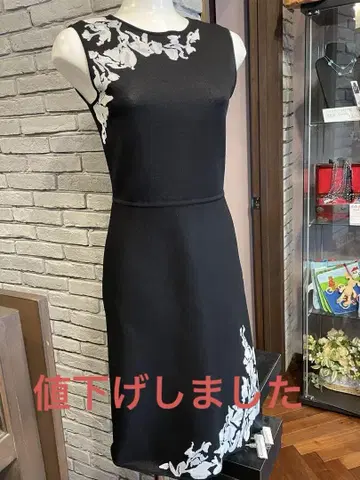 에포카 블랙 꽃무늬 자수 슬리브리스 원피스