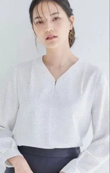 유나이티드 애로우즈 그린 라벨 릴랙싱 V넥 블라우스 도트
