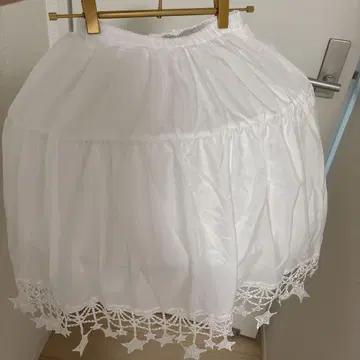 파니에 화이트 플레어 스커트 별 모양 자수