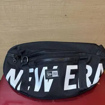 NEW ERA 바디백 블랙