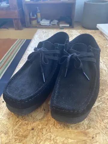 Clarks 왈라비 스웨이드 블랙 로퍼