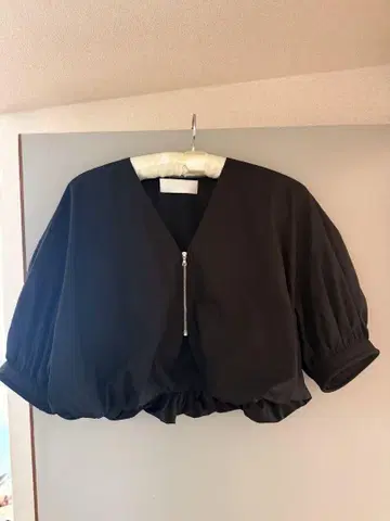 블랙 벌룬 슬리브 크롭 자켓