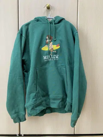 mellow 서핑 캐릭터 자수 그린 후드티