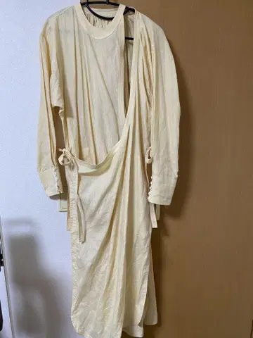 연한 옐로우 컬러 롱 원피스