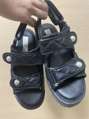 NUOVO 퀼팅 펄 샌들