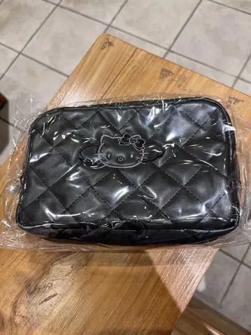 헬로키티 블랙 엔젤 컬렉션 퀼팅 스퀘어 파우치 당일 발송