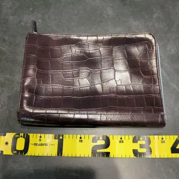 다크 브라운 크로커다일 패턴 클러치백