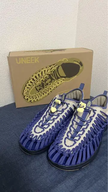 KEEN UNEEK 네이비/화이트 샌들