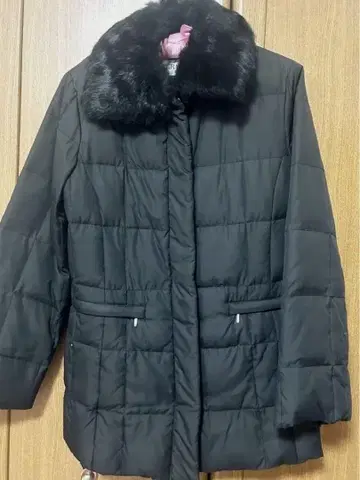 퍼 달린 블랙 다운 자켓 미사용 새상품 프론트 지퍼 사양