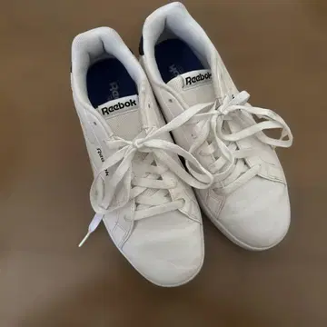 Reebok 화이트 스니커즈