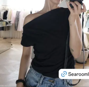 블랙 한쪽 어깨 오프숄더 티셔츠