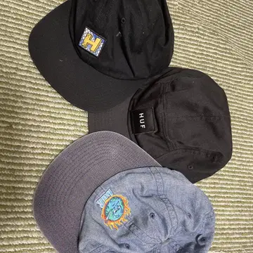 HUF 블랙 캡과 그레이 캡 세트
