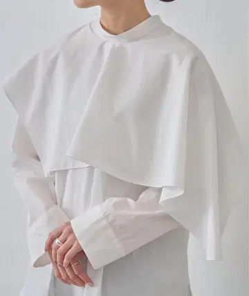 [ 23SS 새상품급 ] BEARDSLEY 비대칭 케이프 블라우스 화이트